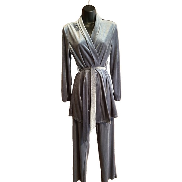NWOT Gray Velvet Pajama Set Belted Top Size M - Picture 1 of 6